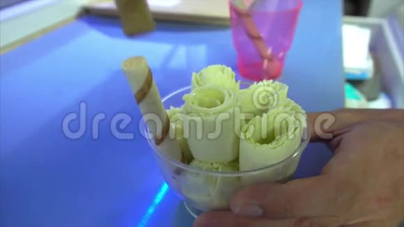 厨师用圆棍装饰柠檬冰淇淋视频的预览图