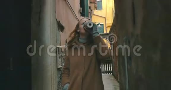 有电话和咖啡的女人在威尼斯散步视频的预览图