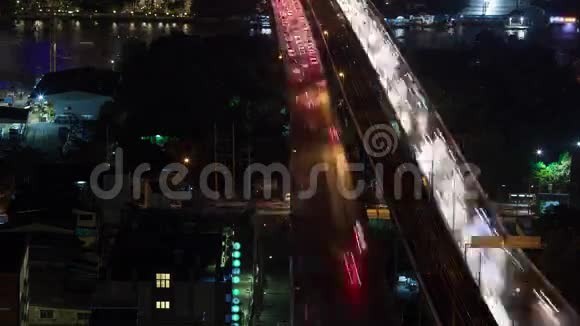 曼谷跨桥的夜间交通时间视频的预览图