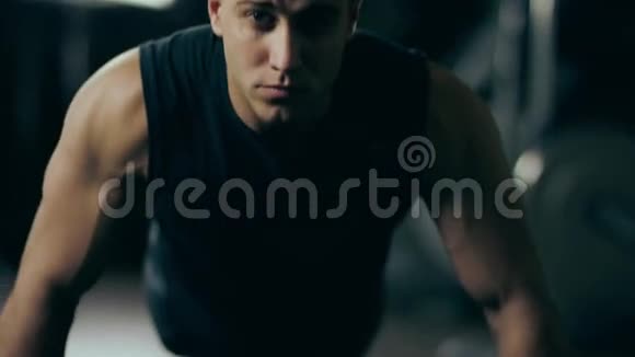在健身房做俯卧撑运动的人视频的预览图