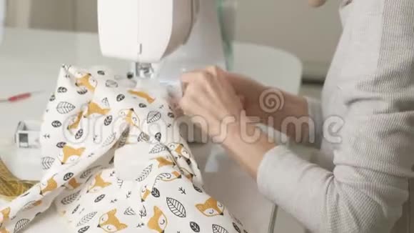 女裁缝在缝纫机上缝纫视频的预览图