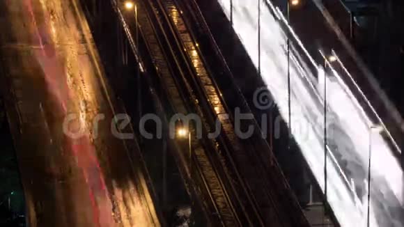 夜间城市的交通通道和空铁的时间间隔视频的预览图