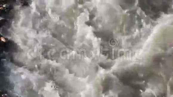 一条快速的河流在山上视频的预览图