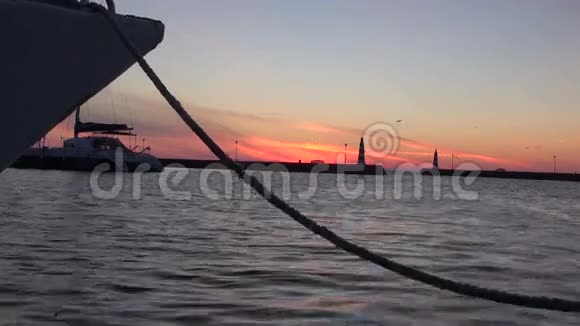日出时船停泊在港口视频的预览图