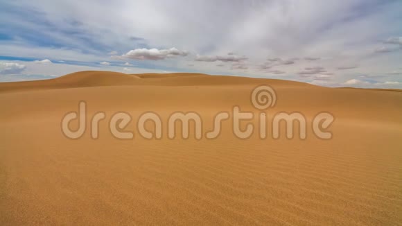 沙丘上方沙漠中的云视频的预览图