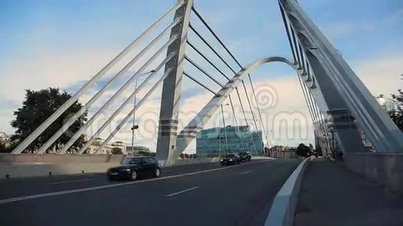 斜拉桥穿过河流那里有几辆车在行驶视频的预览图