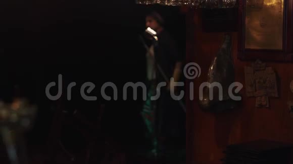 拿着拖把和水桶的女洗手在空俱乐部里站起来打开音乐视频的预览图