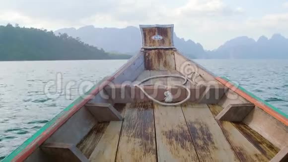 湖中的小木船视频的预览图