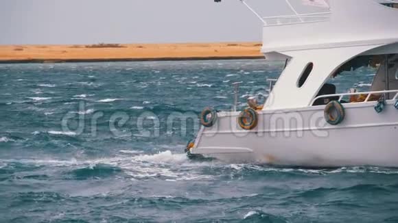 游船与游客在风暴海航行埃及沙姆沙伊赫视频的预览图