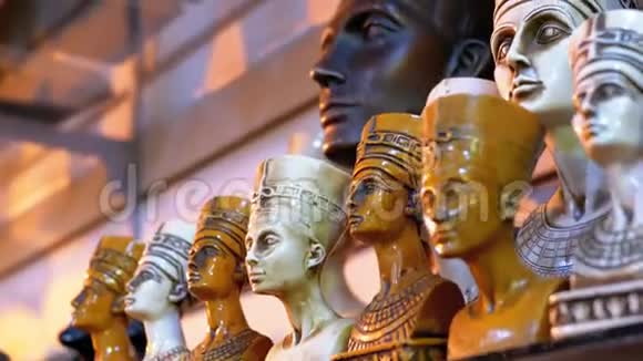 街市档位上埃及纪念品的不同雕像视频的预览图