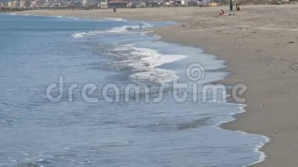 地中海的波浪被直布罗陀海峡附近的沙质海岸冲刷视频的预览图