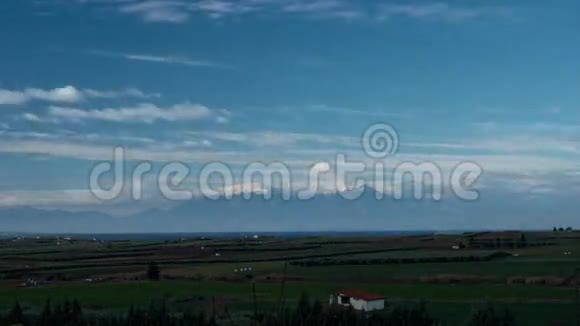 云层农田和奥林匹斯山的自然时间流逝视频的预览图