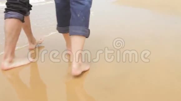 沿海滩的高级夫妻双脚特写视频的预览图