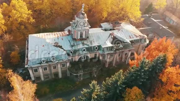 鸟瞰废弃的破城堡和公园秋天的彩色镜头在夕阳的光线下视频的预览图