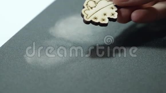 一位艺术家用砂纸打磨木器视频的预览图