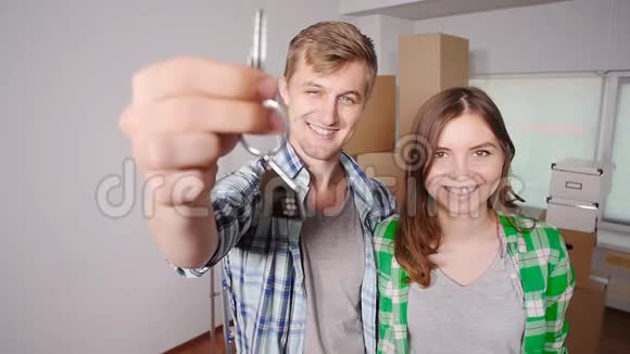 年轻的已婚夫妇带着盒子拿着平钥匙视频的预览图