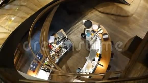 从上面看到的餐厅酒吧柜台视频的预览图