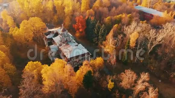 鸟瞰废弃的破城堡和公园秋天的彩色镜头在夕阳的光线下视频的预览图