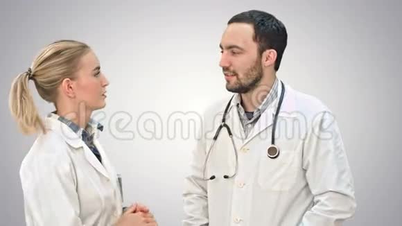 两名医务人员在白色背景下与一名病人讨论视频的预览图