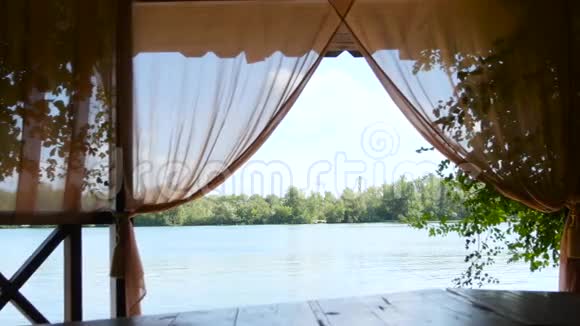 在水上喝咖啡从河上的餐馆看风景视频的预览图