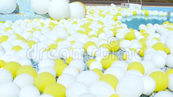 黄白色气球飞节日气球视频的预览图