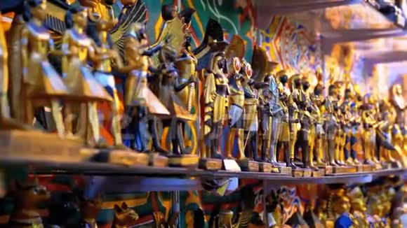 市场摊位上不同的埃及纪念品雕像视频的预览图