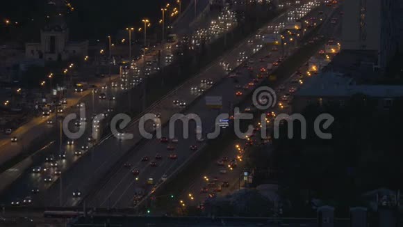 城市街道上的交通非常拥挤晚上的时候宽阔的马路从高楼上看一条路走视频的预览图