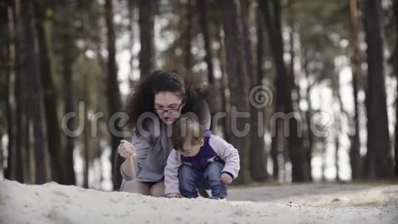 妈妈带着孩子玩沙子视频的预览图