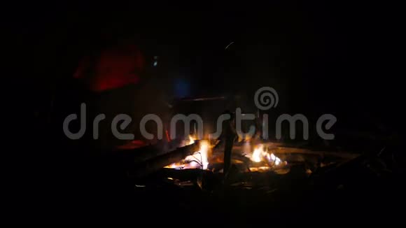 在篝火上做饭视频的预览图