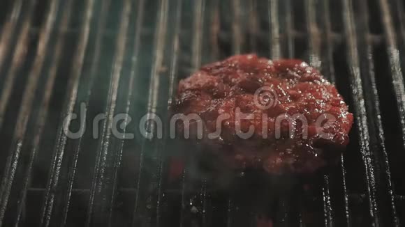 金属铲子在热烟烧烤架上翻炒肉视频的预览图