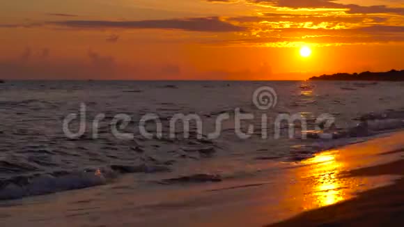 美丽的日落在海滩上令人惊叹的色彩光束透过云层在希腊的爱奥尼亚海上闪耀视频的预览图