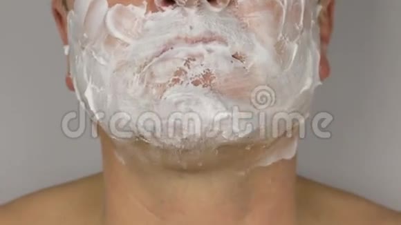 给一个男人修胡子用刀片刮胡子视频的预览图