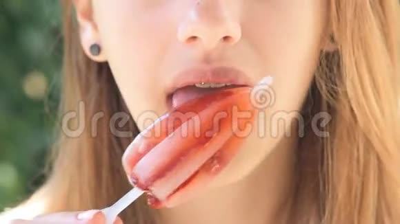 吃冰淇淋的年轻女人视频的预览图
