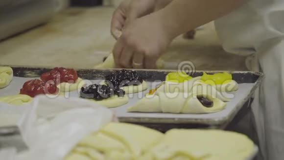 面包师做手工糕点视频的预览图