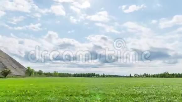 绿野之上美丽的云层的超垂镜头视频的预览图