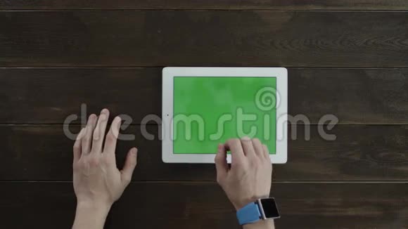他在用绿色屏幕制作平板电脑视频的预览图