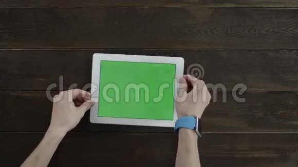 男性手指在平板电脑上水平移动视频的预览图
