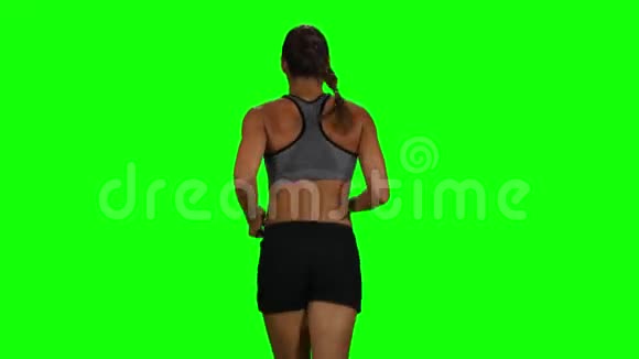 健康强壮的女人慢跑后景绿色屏幕视频的预览图