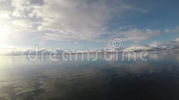 平静的峡湾和雪山背景与轻雪视频的预览图