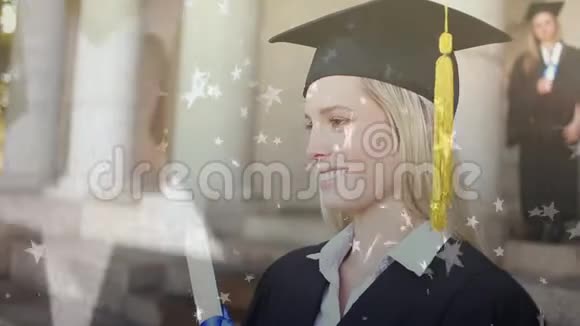 女性穿着毕业的差距长大了视频的预览图