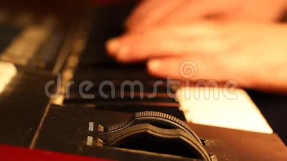 音乐键盘调制器视频的预览图