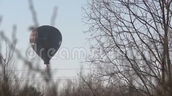 热气球在蓝天冬景中飞翔视频的预览图
