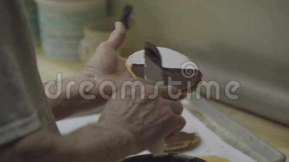 面包师在拿破仑饼干上加了巧克力糖霜视频的预览图