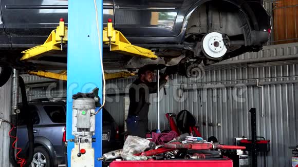 汽车修理厂汽车吊排气系统修理视频的预览图