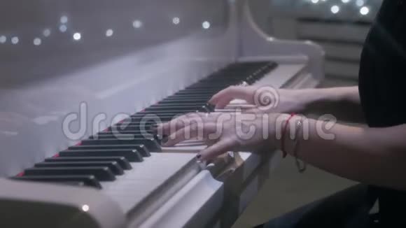 带戒指的女人手黑色指甲油弹钢琴的手链视频的预览图
