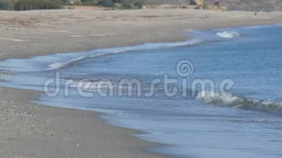 地中海的波浪被直布罗陀海峡附近的沙质海岸冲刷视频的预览图