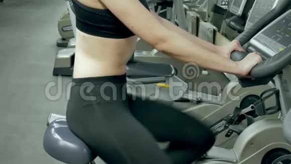 年轻漂亮的女人在锻炼身体的同时增强她的耐力一个漂亮女孩的画像视频的预览图