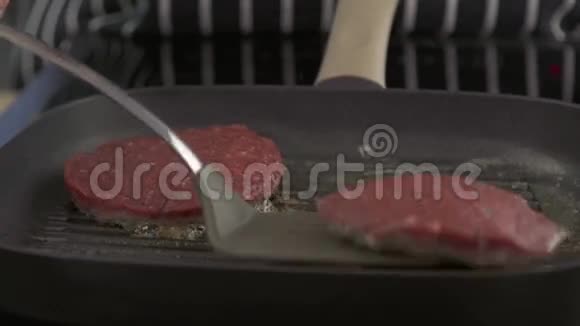 在烤锅炉上烧烤汉堡视频的预览图