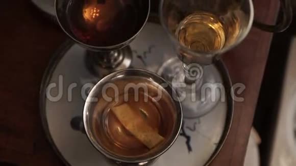 杯子和碗里的饮料站在酒吧里视频的预览图