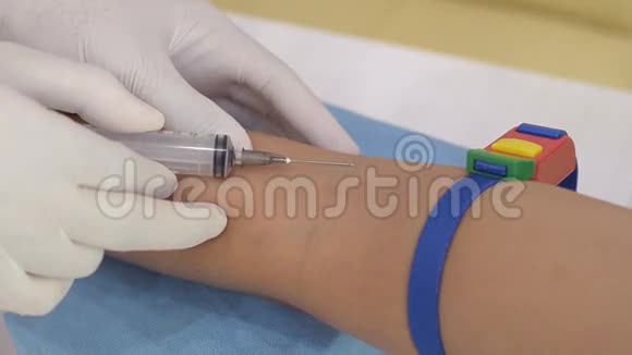 将皮下注射器注入手臂采集病人血液样本视频的预览图